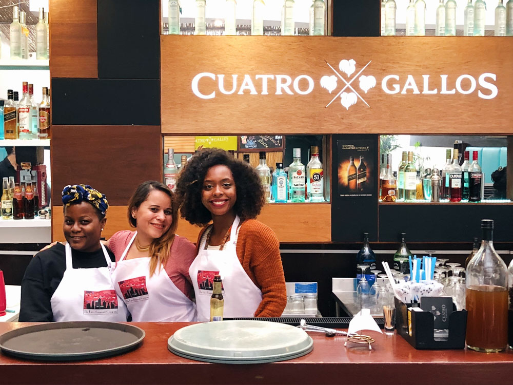 Friends cooking at lima Cooking class