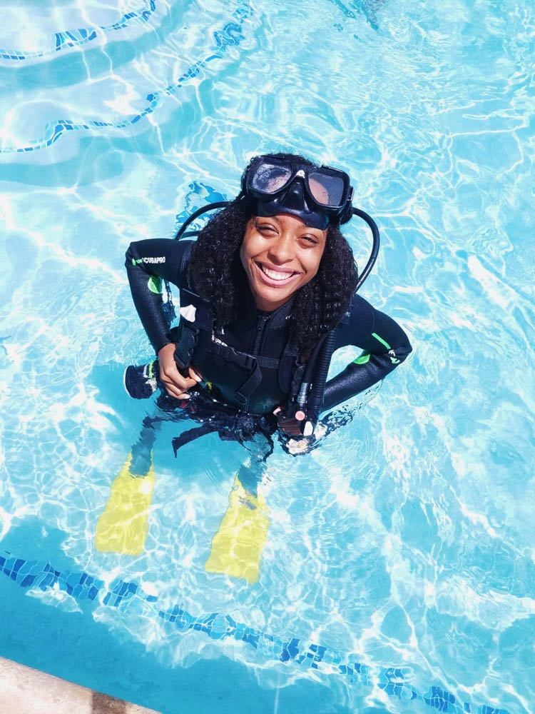 Scuba diving lesson in pool