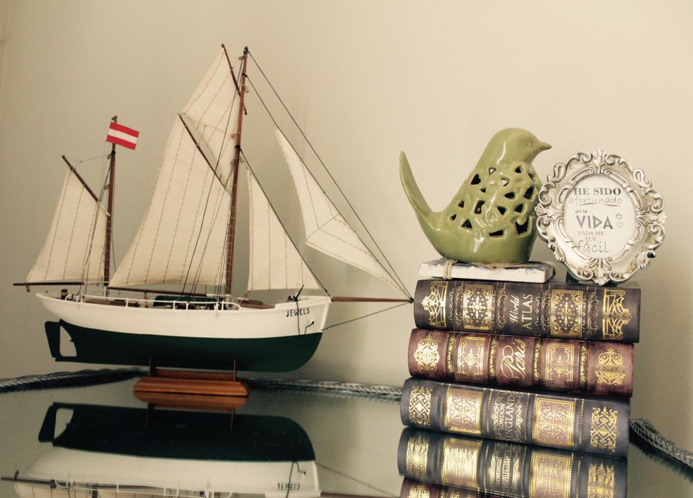 Table featuring table-sized boat and bird decor